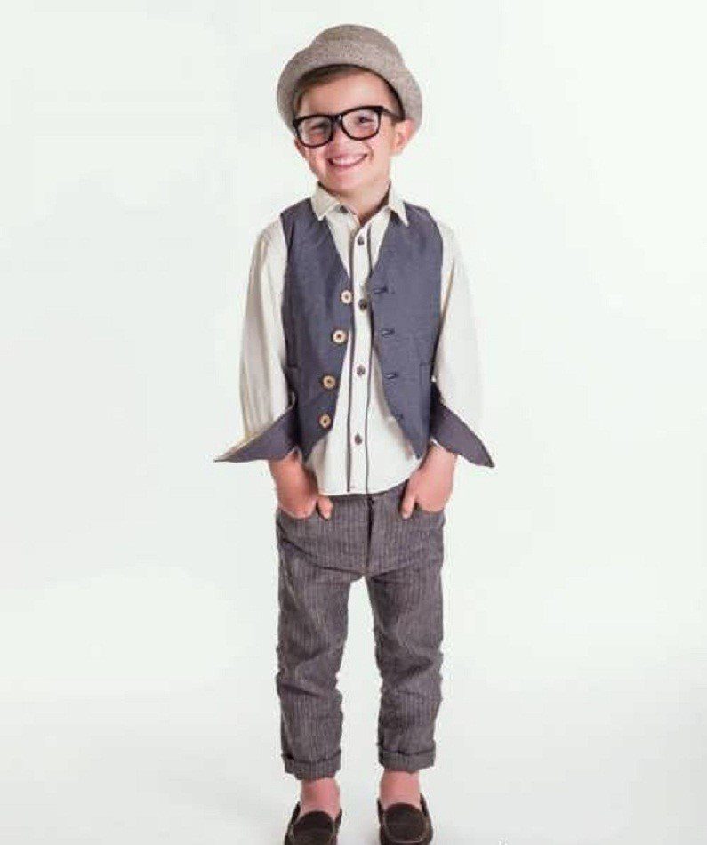 تیپ بلوز و شلوار همراه با جلیقه و اکسسوری هایی از جمله کلاه و عینک برای پسر بچه ها
